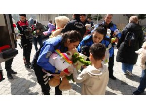 Burdur Polisi Yurtta Kalan Depremzede Çocuklara Oyuncak Dağıttı