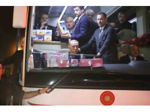 Cumhurbaşkanı Erdoğan İftarını Depremzedelerle Birlikte Yaptı