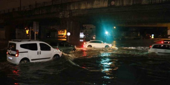 Adana’da Gece Bastıran Sağanak Yağış Yolları Göle Çevirdi
