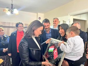 Macaristan Cumhurbaşkanı Novak’tan 5 Yaşındaki Depremzede Ahmet’e Ziyaret