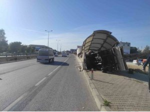 Kamyonet Yaya Alt Geçidine Girdi, Sürücü Ve Arkadaşı Hafif Yaralandı