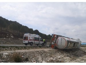 Burdur’da Akaryakıt Tankeri Şarampole Devrildi: 1 Yaralı