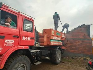 Köydeki Ahır Yangını Güçlükle Kontrol Altına Alındı