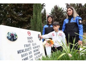 Şehit Babasının Mezarında Dua Etti, Mezar Taşındaki Fotoğrafını Okşadı