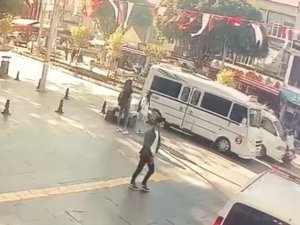 Kaldırımdan Yola Çıkan Motosikletli, Alkollü Sürücüye Çarptı