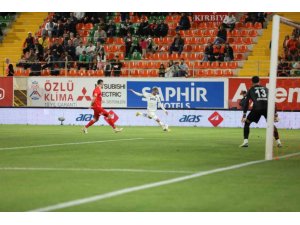 Spor Toto Süper Lig: Corendon Alanyaspor: 1 - Ümraniyespor: 0 (İ̇lk Yarı)