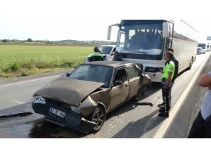 Kırmızı Işıkta Bekleyen Otomobillere, Personel Servis Otobüsü Çarptı: 2 Yaralı