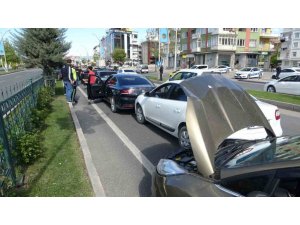 Malatya’da 5 Araç Birbirine Girdi Trafik Kilitlendi