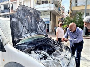 Emanet Aldığı Araç Yandı, Yardımına Çeşme Hortumu İle Vatandaşlar Koştu