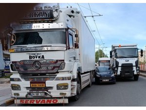 Malatya’da İlginç Kaza: Seyir Halindeki İki Aracın Arasına Sıkışan Otomobil Trafiği Felç Etti