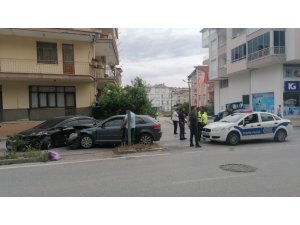 Manavgat’ta İki Otomobil Çarpıştı: 1 Yaralı