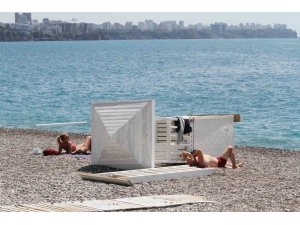 Antalya’da Dün Savaş Alanına Dönen Sahilde Bugün Sıcak Hava Keyfi