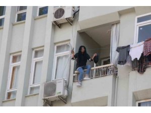 Elinde Bıçakla Balkon Demirlerine Çıkan Kadın, Korku Dolu Anlar Yaşattı