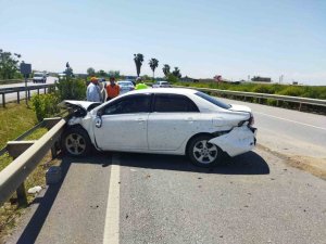 Önündeki Aracın Sağından Geçmeye Çalışan Otomobil, Önce Bariyere Sonra Motosiklete Çarptı: 2 Yaralı