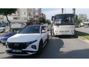 Otomatik Kapısı Açık Seyreden Servis Otobüsü Otomobile Çarptı