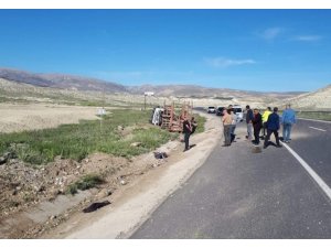 Malatya’da Kepçe Yüklü Çekici Devrildi: 1 Yaralı