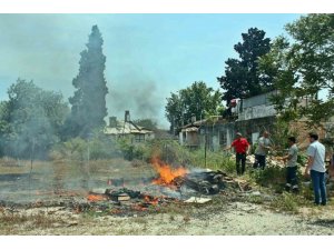 Evlere Yönelen Otluk Yangını Mahalleliyi Korkuttu