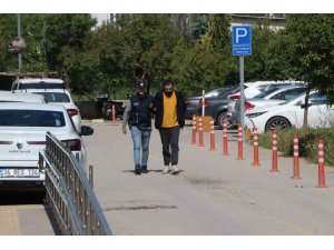 Bir Araca 12 Kaçak Göçmen Sığdırmışlar: 3 Şüpheli Tutuklandı