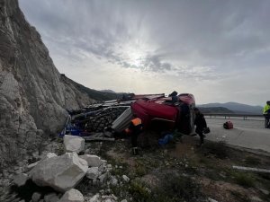 Burdur’da Tır Şarampole Devrildi: 2 Yaralı