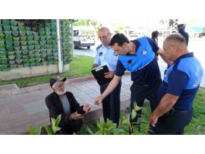 Araçları Durdurup Para İsteyen Alkollü Dilenciler, Ceza Yazılırken Bile İçmeye Devam Etti