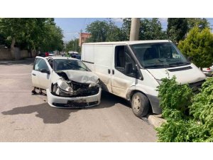 Minibüs İle Otomobil Çarpıştı: 1 Yaralı