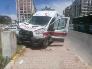 Ambulans İle Otomobil Çarpıştı: 2 Yaralı