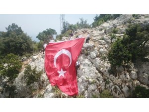 Antalya’da 100 Metrelik Uçurumda Türk Bayrağı Astılar
