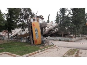 Hasarlı Bina Yıkımı Esnasında İş Makinesi Devrildi