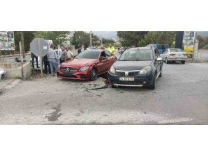 Alanya’da 3 Aracın Karıştığı Kazada 2 Kişi Yaralandı