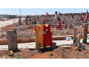 Depremde Hayatını Kaybeden Fanatik Galatasaraylıların Mezar Taşına Forma Asıldı