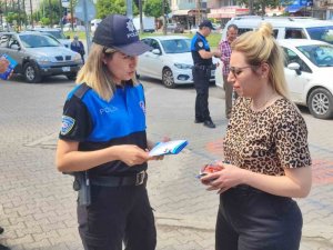 Polis Vatandaşı Parasını Kaptırmaması İçin Atm Önünde Uyardı