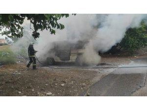 Antalya’da Park Halindeki Minibüs Alevlere Teslim Oldu
