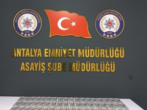 Kendisini Polis Olarak Tanıtıp Yabancı Uyruklu Şahısları 5 Milyon Tl Dolandırdı