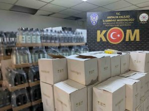 Antalya’da Bir Otelde 6 Bin 919 Şişe Sahte Alkol Ele Geçirildi