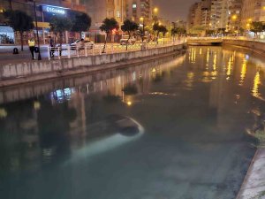 Adana’da Virajı Alamayan Otomobil Sulama Kanalı Düştü: 3 Yaralı