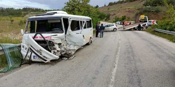 Burdur’da İşçi Servisi İle Otomobil Çarpıştı: 13 Yaralı