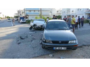 Otomobiller Kafa Kafaya Çarpıştı: 8 Yaralı