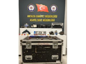 Antalya’da Araçların Plakalarını Çalan Hırsızlar Yakalandı
