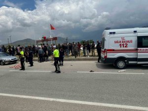 Burdur’da Otomobil İle Çarpışan Elektrikli Bisiklet Sürücüsü Hayatını Kaybetti, 3 Kişi Yaralandı