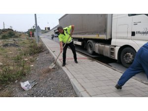 Tırdan Yola Saçılan Yakıta Trafik Polisi Kürekle Kum Atarak Önlem Aldı