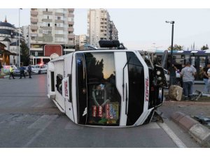 Adana’da Sinyalizasyon Direğine Çarpan Yolcu Minibüsü Devrildi: 3 Yaralı