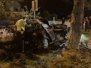 Isparta’da Kontrolden Çıkan Araç Ağaca Çarptı: 1’i Ağır 2 Yaralı