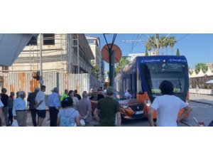 Antalya’da Tramvay İle Cip Çarpıştı, Seferler Aksadı