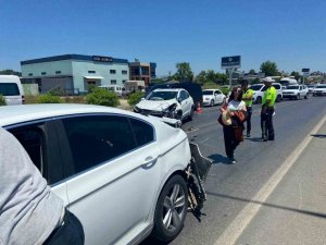 Kırmızı Işıkta Yavaşlayan Otomobillerin Arasına Daldı