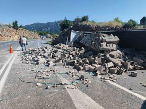 Antalya’da Briket Yüklü Tır Devrildi: 1 Yaralı