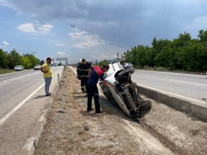 Burdur’da Kontrolden Çıkan Otomobil Refüjde Ters Döndü, 1 Kişi Yaralandı