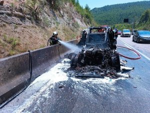 Seyir Halinde Alev Alan Lüks Cip Yanarak Kullanılamaz Hale Geldi