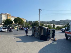 Çarpışan Otomobillerden Biri Takla Attı: 1 Yaralı