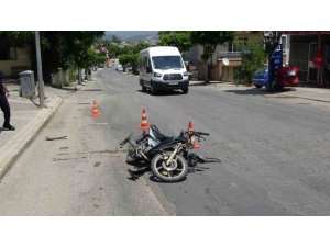 Sürücü Belgesi Olmayan Motosikletli ’U’ Dönüşü Yapan Otomobile Çarptı