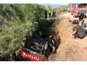 Kanala Düşen Kamyonetin Altında Kaldı, 1 Saatlik Çalışmayla Kurtarılabildi